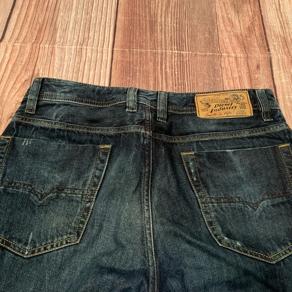 Diesel VIKER Regular Straight size 29
Inseam tailored to 27”
100% cotton - Picture 9 of 14
